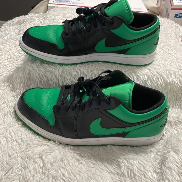 Nike Air Jordan 1 Low Black Lucky Green Mens Size 11 US - Picture 4 of 8